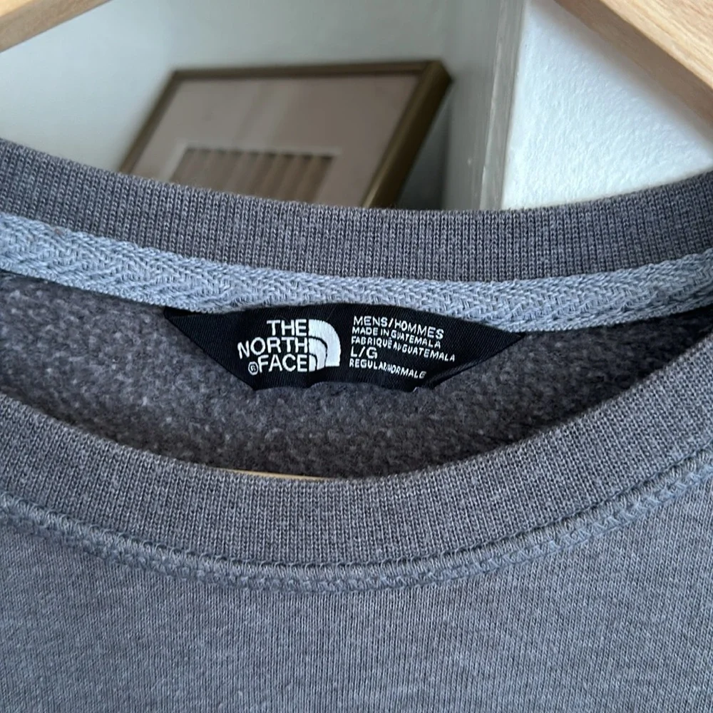 The North Face Men’s sz LG long sleeve crew neck sweatshirt with logo